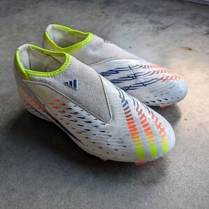 Adidas kids laceless predator cleats